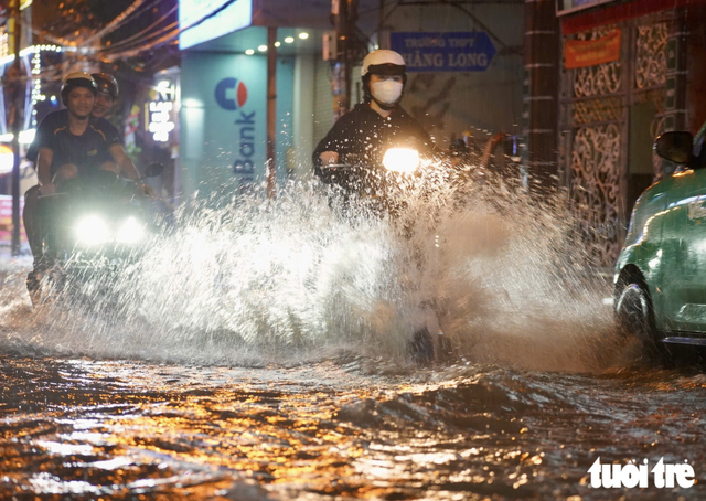 Heavy rain, strong winds sweep Ho Chi Minh City, turning skies dark - Ảnh 6.
