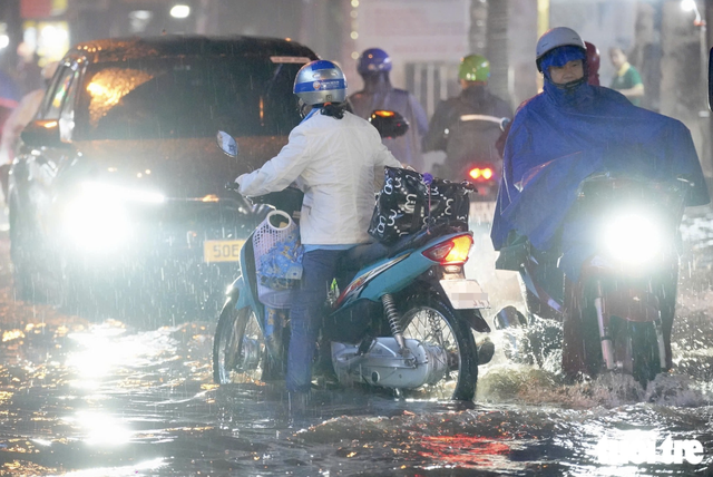 Heavy rain, strong winds sweep Ho Chi Minh City, turning skies dark - Ảnh 7.