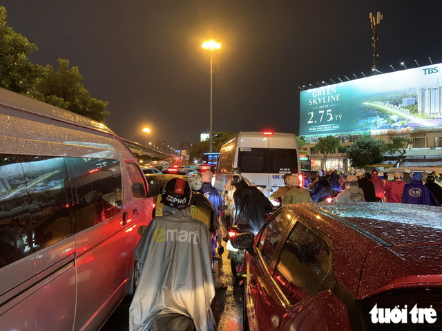 Heavy rain, strong winds sweep Ho Chi Minh City, turning skies dark - Ảnh 8.