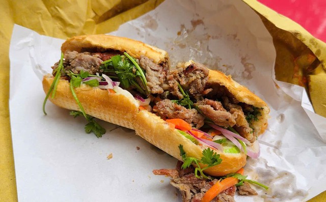 American chef's banh mi costs 3 times more in Ho Chi Minh City, but customers keep lining up - Ảnh 2.