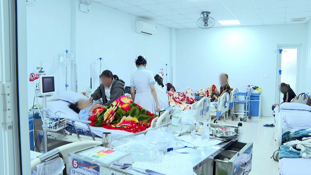 13 hospitalized after suspected ‘banh mi’ poisoning in central Vietnam - Ảnh 1.