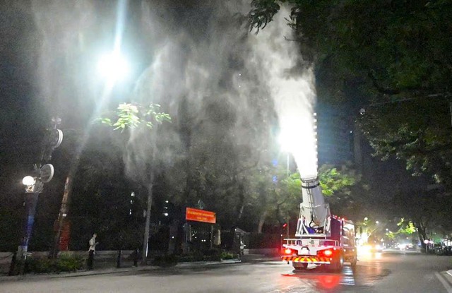Hanoi steps up dust suppression with misting during dry season - Ảnh 2.