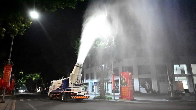 Hanoi steps up dust suppression with misting during dry season - Ảnh 1.