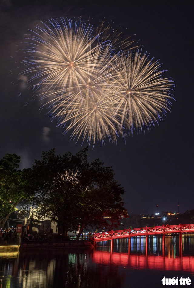Fireworks light up Hanoi’s sky to mark 72nd anniversary of Liberation Day- Ảnh 1.
