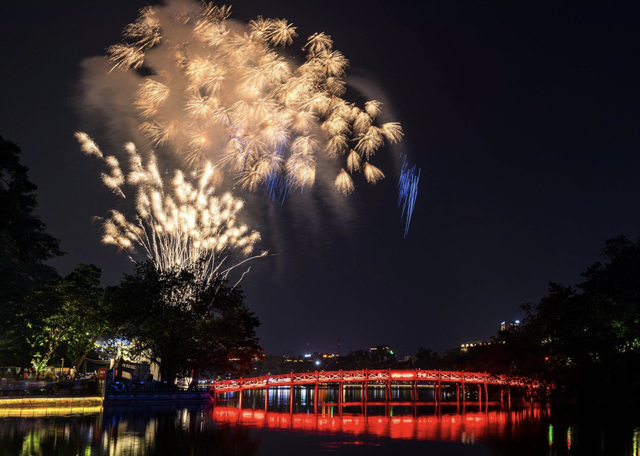Fireworks light up Hanoi’s sky to mark 72nd anniversary of Liberation Day- Ảnh 5.