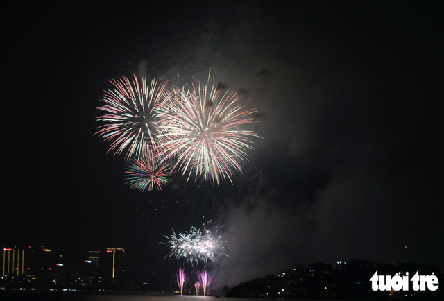 Fireworks light up Hanoi’s sky to mark 72nd anniversary of Liberation Day- Ảnh 6.