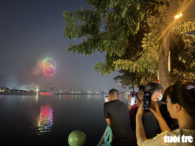 Fireworks light up Hanoi’s sky to mark 72nd anniversary of Liberation Day- Ảnh 7.