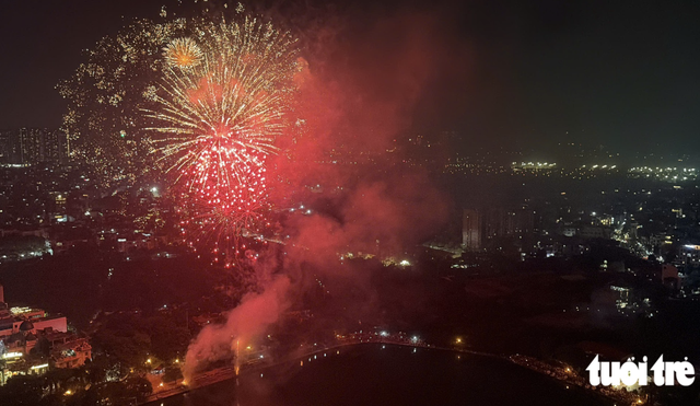 Fireworks light up Hanoi’s sky to mark 72nd anniversary of Liberation Day- Ảnh 8.