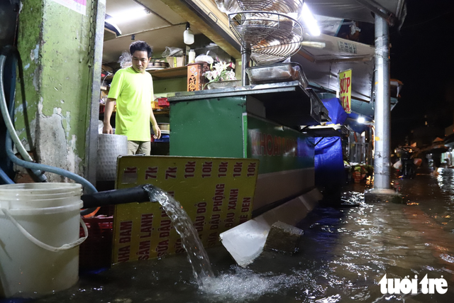 Peak high tides flood Ho Chi Minh City at dawn- Ảnh 2.