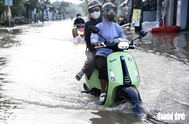 Peak high tides flood Ho Chi Minh City at dawn- Ảnh 8.