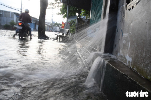 Peak high tides flood Ho Chi Minh City at dawn- Ảnh 9.