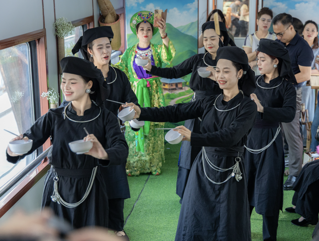 Tourists can explore northern Vietnam heritage by train for just $7.7- Ảnh 1.