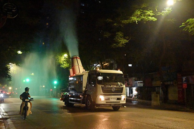 Hanoi steps up dust suppression with misting during dry season - Ảnh 3.