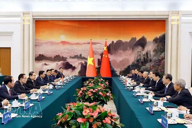 Vietnam, China to boost legislative, people-to-people exchanges - Ảnh 1.