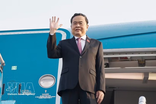 National Assembly President departs for official visit to China - Ảnh 1.