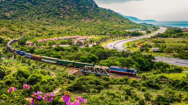 Foreign tourists rave about Vietnam’s scenic train rides, call them worth every minute- Ảnh 1.