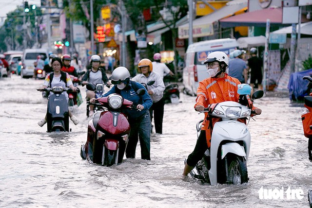 High tides flood streets and homes across Ho Chi Minh City - Ảnh 1.