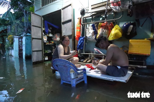 High tides flood streets and homes across Ho Chi Minh City - Ảnh 11.