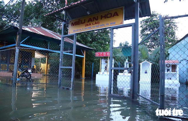 High tides flood streets and homes across Ho Chi Minh City - Ảnh 14.