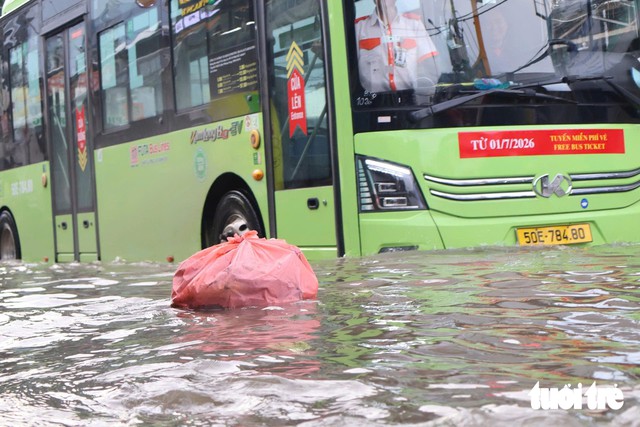High tides flood streets and homes across Ho Chi Minh City - Ảnh 4.