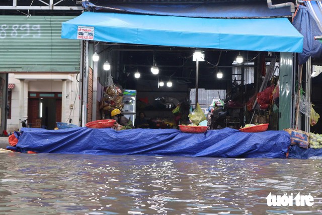 High tides flood streets and homes across Ho Chi Minh City - Ảnh 5.
