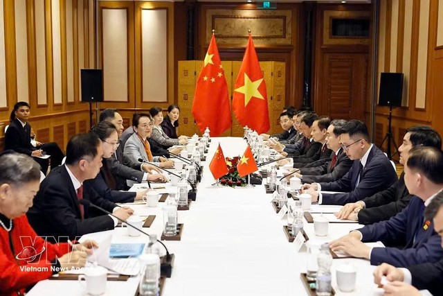 NA President meets with Chinese friendship figures in Beijing - Ảnh 1.