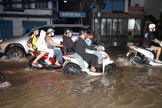 Authorities assist stranded residents as high tides flood Vietnam’s Can Tho streets - Ảnh 1.