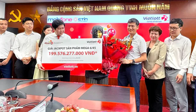 Vietnamese woman wins US$7.7 million Vietlott jackpot, the largest ever for a female customer - Ảnh 1.