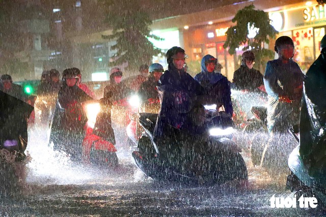 Rainfall expected to increase in Ho Chi Minh City through midweek - Ảnh 1.