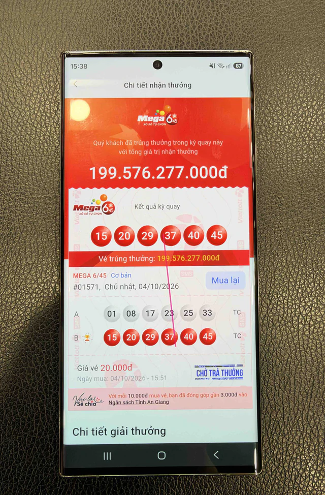 Vietnamese woman wins US$7.7 million Vietlott jackpot, the largest ever for a female customer - Ảnh 2.