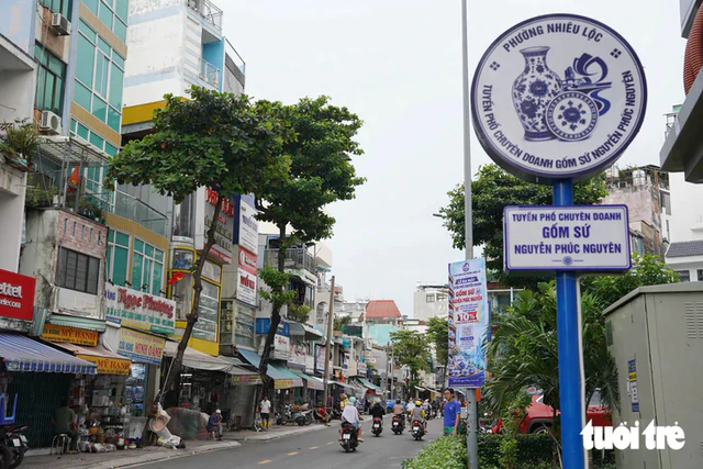 A hidden gem for pottery lovers: Inside Ho Chi Minh City's ceramics street - Ảnh 1.