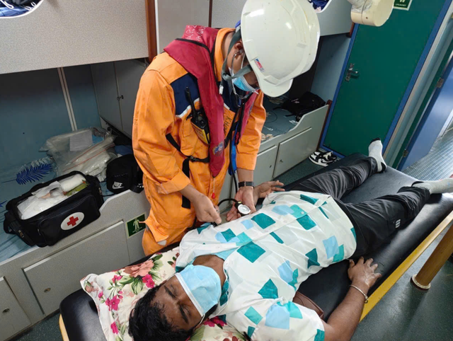 Critically ill foreign sailor rescued by Vietnamese maritime team - Ảnh 1.