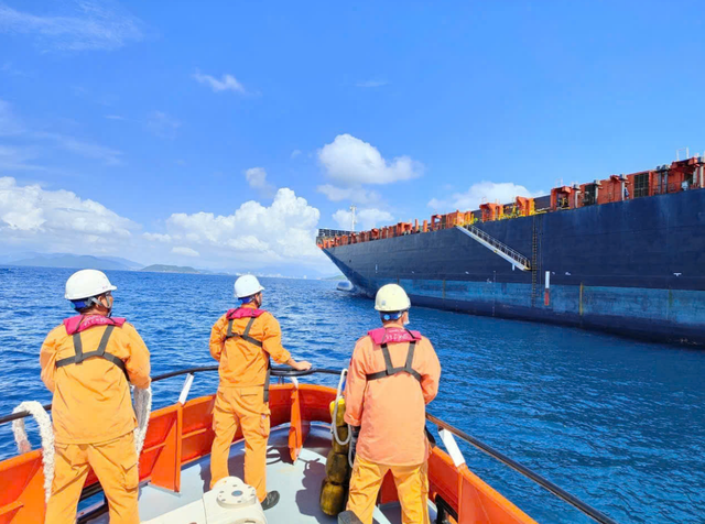 Critically ill foreign sailor rescued by Vietnamese maritime team - Ảnh 2.