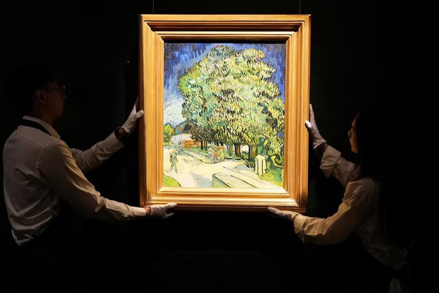 Hundreds queue in Hong Kong to glimpse Van Gogh painting unseen in public for 60 years- Ảnh 1.