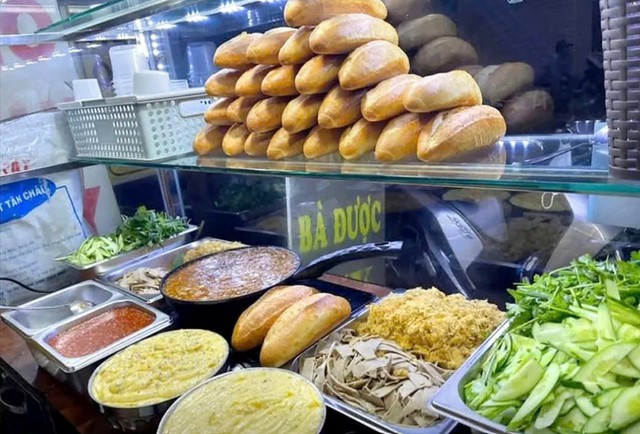 Owner apologizes in suspected food poisoning cases linked to ‘banh mi’ shop in central Vietnam- Ảnh 1.