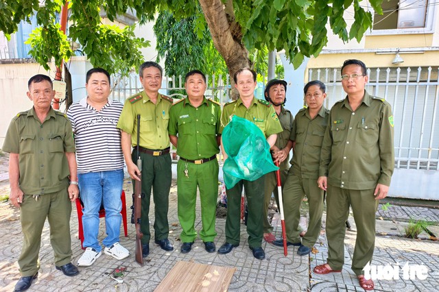 Long-tailed macaque chases, bites pedestrians on Ho Chi Minh City street- Ảnh 6.