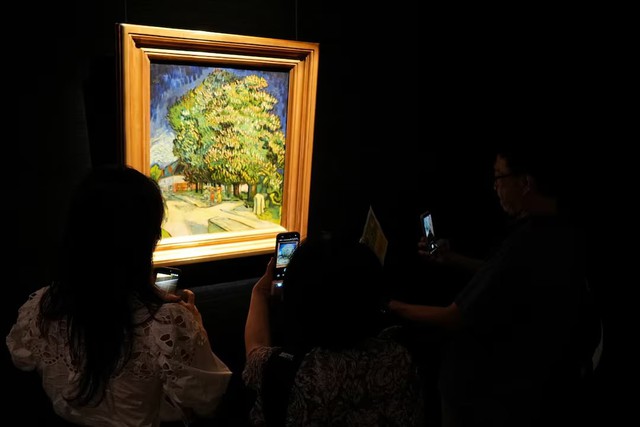 Hundreds queue in Hong Kong to glimpse Van Gogh painting unseen in public for 60 years- Ảnh 2.