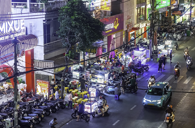 Five former urban order collaborators accused of taking bribes to ignore sidewalk violations in Ho Chi Minh City - Ảnh 1.