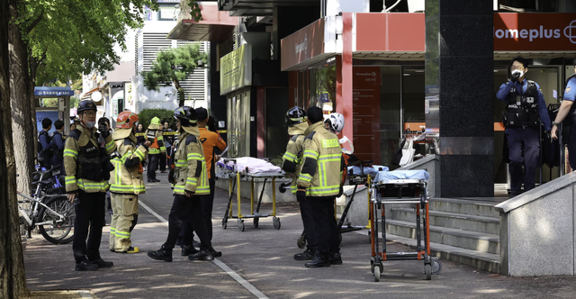 Eight people hurt in supermarket stabbing in South Korea's Incheon, police say - Ảnh 1.