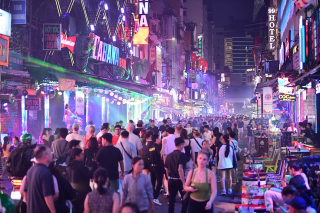 Int'l tourists praise Ho Chi Minh City's lively, affordable Bui Vien nightlife- Ảnh 3.
