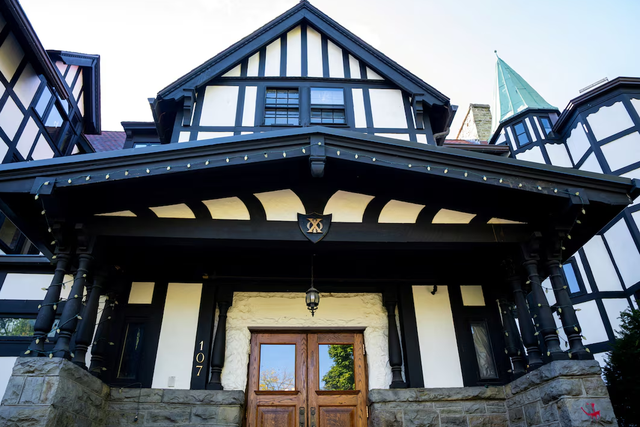 Cornell bans fraternity parties for rest of academic year after alleged gang rape - Ảnh 1.