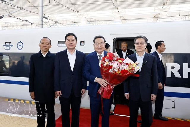 NA President tours revolutionary sites in China’s Shaanxi - Ảnh 1.