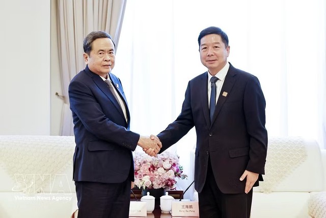 NA President tours revolutionary sites in China’s Shaanxi - Ảnh 2.