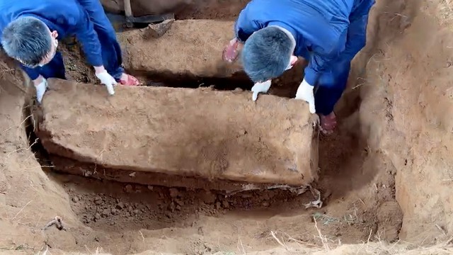 Remains of 2 Vietnamese soldiers found inside bomb casing in Laos - Ảnh 1.