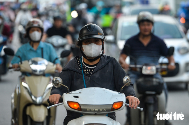 Hanoi air pollution reaches unhealthy level  - Ảnh 11.