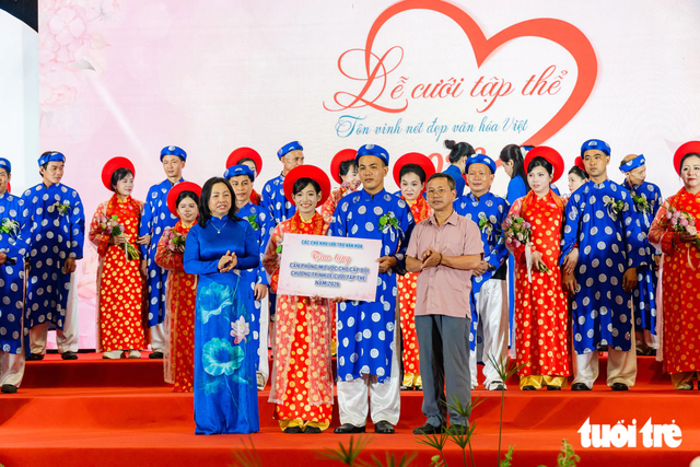 Ho Chi Minh City mass wedding helps workers fulfill wedding dreams - Ảnh 11.