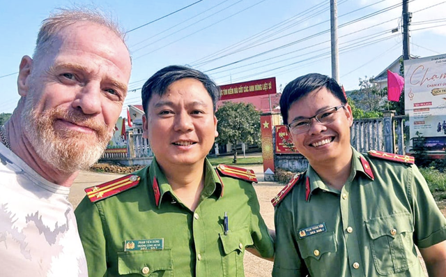 Lost in the wilderness, foreign tourists discover Vietnam’s sense of safety - Ảnh 1.
