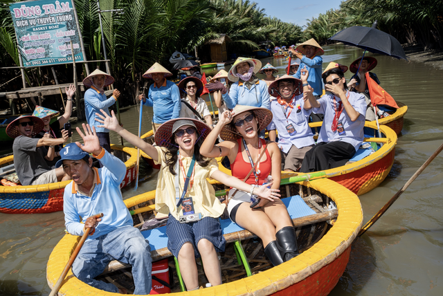 Lost in the wilderness, foreign tourists discover Vietnam’s sense of safety - Ảnh 5.