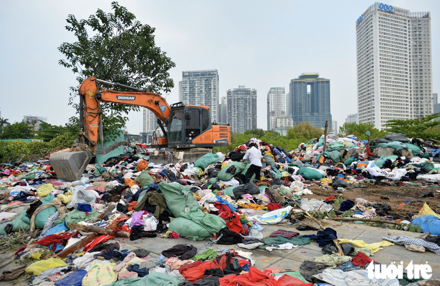 Used clothes collected for charity become 300-tonne treatment problem in Hanoi - Ảnh 1.