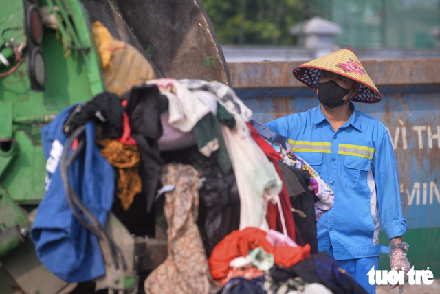 Used clothes collected for charity become 300-tonne treatment problem in Hanoi - Ảnh 2.
